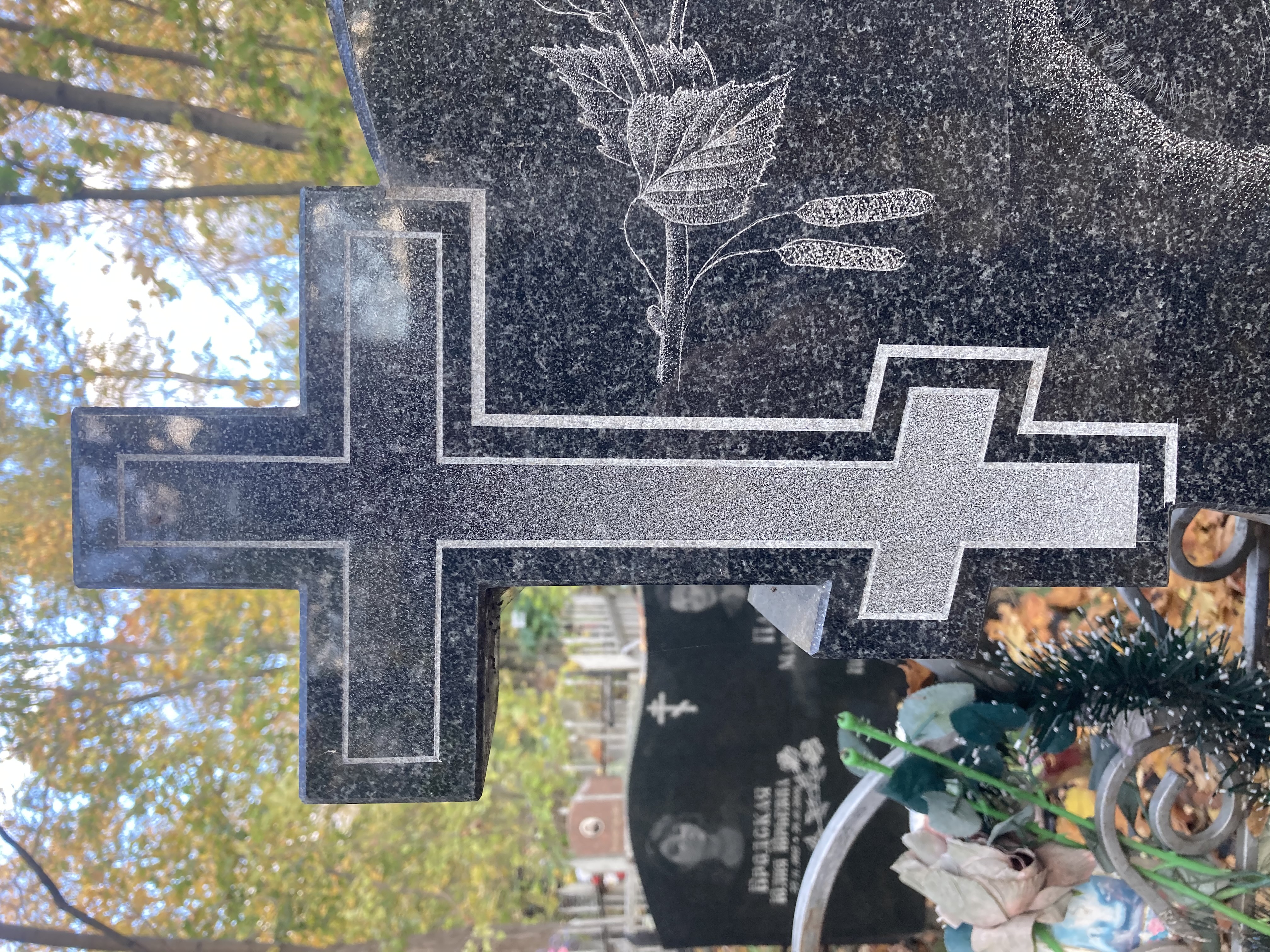 Памятник с крестом